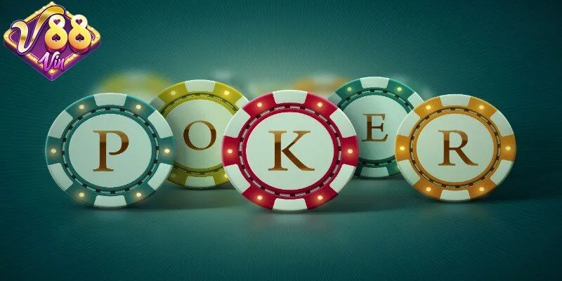 Cách chơi poker không chỉ đòi hỏi kỹ năng mà còn cần sự tính toán cẩn thận. Người mới thường dễ mắc sai lầm dẫn đến thua lỗ không đáng có. Bài viết này 88Vin sẽ hướng dẫn bạn từng bước từ luật cơ bản đến mẹo hay. Mục tiêu là giúp bạn nắm vững kiến thức để tự tin tham gia bàn cược. Giải mã cách chơi poker Cách chơi poker bắt đầu từ việc nắm vững các vòng cược như pre-flop, flop, turn, river. Pre-flop là lúc bạn đánh giá bài riêng để quyết định theo hay bỏ. Flop mở ra ba lá chung, tạo cơ hội hình thành chiến thuật cụ thể. Các vòng sau đòi hỏi khả năng đọc tình huống để tối ưu hóa lợi thế. Kỹ năng quan trọng khi học cách chơi poker là quản lý cảm xúc trong mọi tình huống. Đối thủ thường cố gắng đoán ý định của bạn qua biểu hiện hoặc lối đánh. Giữ bình tĩnh giúp bạn tránh lộ bài, đồng thời tăng cơ hội thắng lớn. Đây là yếu tố phân biệt người mới với tay cược chuyên nghiệp. Cách chơi không chỉ dựa vào may mắn mà còn phụ thuộc vào chiến lược rõ ràng. Bạn cần biết khi nào nên tố thêm, khi nào nên dừng lại để bảo toàn vốn. Việc phân tích hành vi đối thủ cũng góp phần nâng cao tỷ lệ thành công. Hãy luyện tập thường xuyên để rèn giũa khả năng của bản thân. Khám phá cách chơi poker Cách chơi poker từ cơ bản đến nâng cao Dưới đây là hướng dẫn toàn diện về poker, từ luật chơi cơ bản đến các chiến thuật nâng cao cho người chơi. Cách chơi poker chia bài chuẩn xác Cách chia bài poker chuẩn xác bắt đầu từ việc xáo bài kỹ lưỡng để đảm bảo tính ngẫu nhiên. Người chia phát hai lá bài riêng cho từng người theo chiều kim đồng hồ. Sau đó, năm lá bài chung được lật dần qua các vòng flop, turn, river. Quy trình này cần thực hiện đúng thứ tự để giữ công bằng cho mọi người tham gia. Thứ tự hand bài poker cơ bản Hiểu thứ tự hand bài là bước đầu tiên để nắm chắc chơi poker hiệu quả. Các tổ hợp từ thấp đến cao gồm đôi, hai đôi, sám, sảnh, thùng. Tiếp theo là cù lũ, tứ quý, thùng phá sảnh - những hand bài hiếm gặp. Biết rõ giá trị từng loại giúp bạn tự tin hơn khi đặt cược. Hand bài mạnh không đảm bảo chiến thắng nếu bạn không biết cách chơi poker đúng lúc. Quan sát lá chung trên bàn để dự đoán khả năng đối thủ có tổ hợp tốt hơn. Điều này đòi hỏi sự nhạy bén trong việc phân tích tình huống cụ thể. Hãy luôn cân nhắc kỹ trước khi đưa ra quyết định cuối cùng. Kỹ thuật bluff trong poker hiệu quả Bluff là nghệ thuật đánh lừa đối thủ, là một phần không thể thiếu trong chơi poker. Bạn giả vờ sở hữu bài mạnh để khiến đối phương bỏ cuộc dù bài yếu. Thời điểm bluff cần được chọn lọc dựa trên hành vi của người khác. Kỹ thuật này mang lại lợi thế lớn nếu thực hiện khéo léo. Tuy nhiên, bluff không nên lạm dụng vì có thể phản tác dụng khi gặp bet thủ kinh nghiệm. Họ dễ nhận ra mánh khóe nếu bạn lặp lại quá nhiều lần trong ván đấu. Hãy kết hợp bluff với lối đánh chắc chắn để tạo sự bất ngờ. Điều này giúp bạn kiểm soát bàn cược hiệu quả hơn. Quản lý chip poker nâng cao Quản lý chip là kỹ năng quan trọng giúp bạn duy trì cuộc chơi khi học cách chơi poker. Phân bổ số chip hợp lý giữa các ván để tránh cạn kiệt quá sớm. Đừng dồn toàn bộ vốn vào một lần cược mà không có kế hoạch cụ thể. Sự kiên nhẫn sẽ mang lại lợi ích lâu dài cho bạn. Khi đã quen với chơi poker, bạn nên điều chỉnh chiến thuật dựa trên số chip hiện có. Nếu đang dẫn trước, hãy gây áp lực lên đối thủ bằng những lần tố lớn hơn. Ngược lại, khi chip ít, tập trung vào ván bài chắc chắn để dần phục hồi. Kỹ năng này cần thực hành thường xuyên để thành thạo. Quy định chơi poker chi tiết Những lưu ý khi chơi poker Một lưu ý quan trọng khác là không nên quá tin vào may mắn khi học cách chơi poker. Nhiều người mới thường đặt cược lớn dù bài yếu chỉ vì hy vọng lật ngược tình thế. Thay vào đó, hãy dựa vào kỹ năng phân tích để đưa ra lựa chọn hợp lý. Quan sát đối thủ là yếu tố then chốt để cải thiện chơi poker của bạn qua từng ván. Ghi nhớ thói quen đặt cược của họ để dự đoán chiến thuật họ có thể sử dụng. Điều này đòi hỏi sự tập trung cao độ trong suốt quá trình tham gia, kỹ năng này sẽ phát triển theo thời gian nếu bạn kiên trì. Cuối cùng, hãy luôn đặt giới hạn cho bản thân khi tham gia chơi poker trực tuyến hoặc thực tế. Xác định số tiền tối đa bạn sẵn sàng mất trước khi bắt đầu ván đấu. Điều này ngăn bạn rơi vào tình trạng mất trắng vì thiếu kiểm soát, giữ kỷ luật là chìa khóa để thành công lâu dài. Những điều cần biết chơi bài poker Kết luận Cách chơi poker không khó nhưng đòi hỏi sự kiên trì cùng chiến lược rõ ràng để thành công. Hãy bắt đầu từ những kiến thức cơ bản của 88Vin rồi dần nâng cao kỹ năng qua thực hành. Đừng quên quản lý vốn cẩn thận để tránh rủi ro không cần thiết.